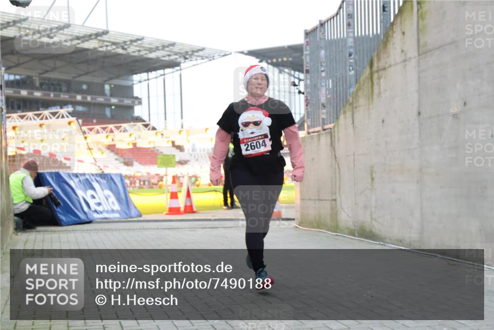 08.12.2024 - St. Pauli X-Mass-Run No. 14 H.Heesch http://msf.ph/oto/7490188 08.12.2024 10:04:32 Ziel 815, 1565, 1788, 1870, 2604, 2819, 2933, 3071, 1421, 2604, 3008 meine-sportfotos.de