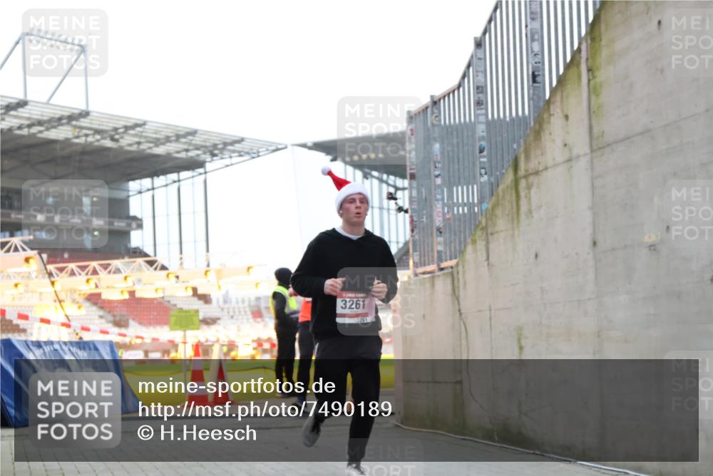 08.12.2024 - St. Pauli X-Mass-Run No. 14 H.Heesch http://msf.ph/oto/7490189 08.12.2024 09:56:32 Ziel 415, 1852, 799, 3256, 3261 meine-sportfotos.de