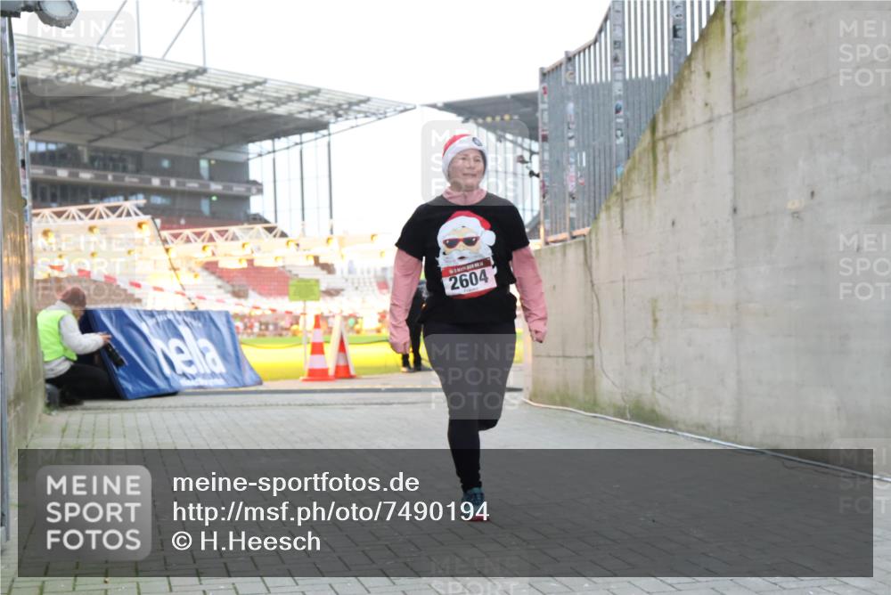 08.12.2024 - St. Pauli X-Mass-Run No. 14 H.Heesch http://msf.ph/oto/7490194 08.12.2024 10:04:32 Ziel 815, 1565, 1788, 1870, 2604, 2819, 2933, 3071, 1421, 2604, 3008 meine-sportfotos.de