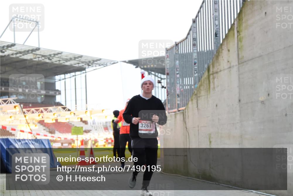 08.12.2024 - St. Pauli X-Mass-Run No. 14 H.Heesch http://msf.ph/oto/7490195 08.12.2024 09:56:32 Ziel 415, 1852, 799, 3256, 3261 meine-sportfotos.de