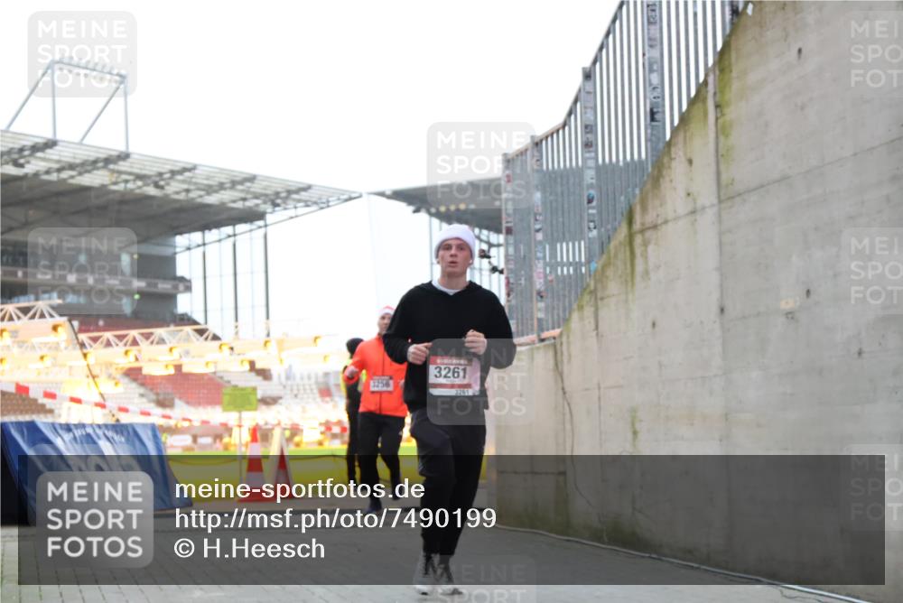 08.12.2024 - St. Pauli X-Mass-Run No. 14 H.Heesch http://msf.ph/oto/7490199 08.12.2024 09:56:32 Ziel 415, 1852, 799, 3256, 3261 meine-sportfotos.de