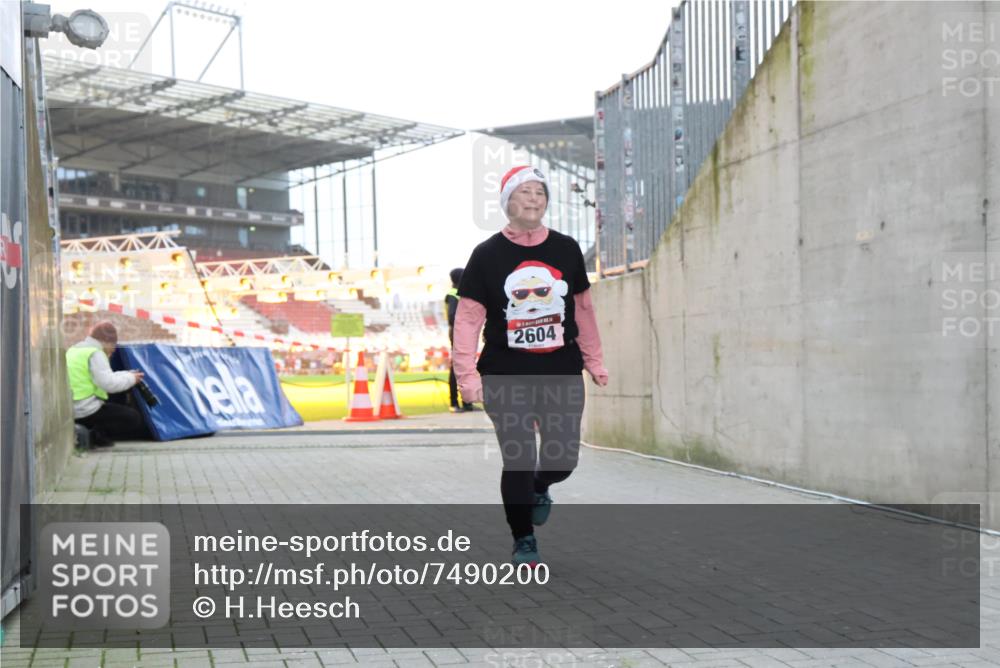 08.12.2024 - St. Pauli X-Mass-Run No. 14 H.Heesch http://msf.ph/oto/7490200 08.12.2024 10:04:32 Ziel 815, 1565, 1788, 1870, 2604, 2819, 2933, 3071, 1421, 2604, 3008 meine-sportfotos.de