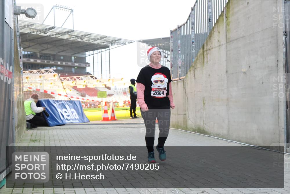 08.12.2024 - St. Pauli X-Mass-Run No. 14 H.Heesch http://msf.ph/oto/7490205 08.12.2024 10:04:32 Ziel 815, 1565, 1788, 1870, 2604, 2819, 2933, 3071, 1421, 2604, 3008 meine-sportfotos.de