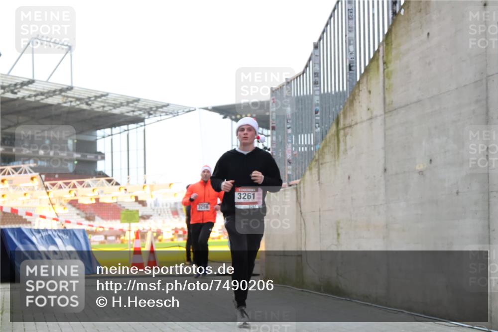 08.12.2024 - St. Pauli X-Mass-Run No. 14 H.Heesch http://msf.ph/oto/7490206 08.12.2024 09:56:32 Ziel 415, 1852, 799, 3256, 3261 meine-sportfotos.de