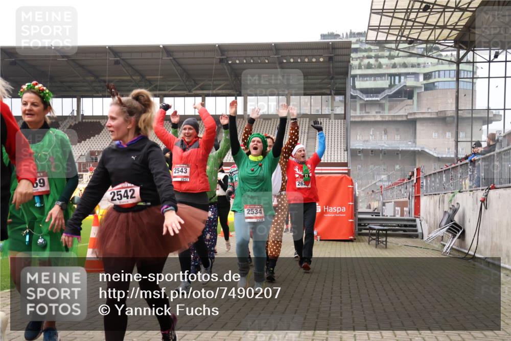 08.12.2024 - St. Pauli X-Mass-Run No. 14 Yannick Fuchs http://msf.ph/oto/7490207 08.12.2024 10:40:46 Ziel 61, 75, 528, 600, 1117, 1305, 1621, 1623, 1699, 1735, 2534, 2537, 2541, 2542, 2543, 2560, 2569, 2595, 2596, 2598, 2599, 2623, 2647, 3225 meine-sportfotos.de