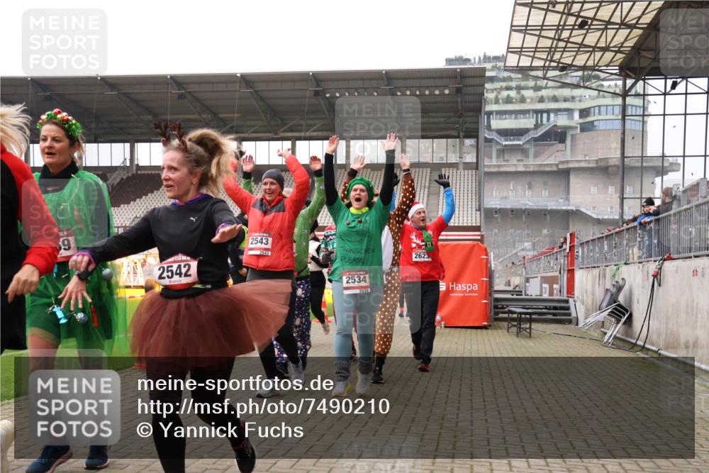 08.12.2024 - St. Pauli X-Mass-Run No. 14 Yannick Fuchs http://msf.ph/oto/7490210 08.12.2024 10:40:47 Ziel 61, 75, 528, 600, 1117, 1621, 1623, 1699, 1735, 2534, 2537, 2541, 2542, 2543, 2560, 2569, 2595, 2596, 2598, 2599, 2623, 2647, 3225 meine-sportfotos.de