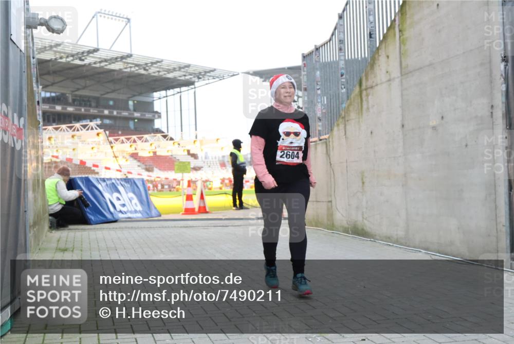 08.12.2024 - St. Pauli X-Mass-Run No. 14 H.Heesch http://msf.ph/oto/7490211 08.12.2024 10:04:32 Ziel 815, 1565, 1788, 1870, 2604, 2819, 2933, 3071, 1421, 2604, 3008 meine-sportfotos.de