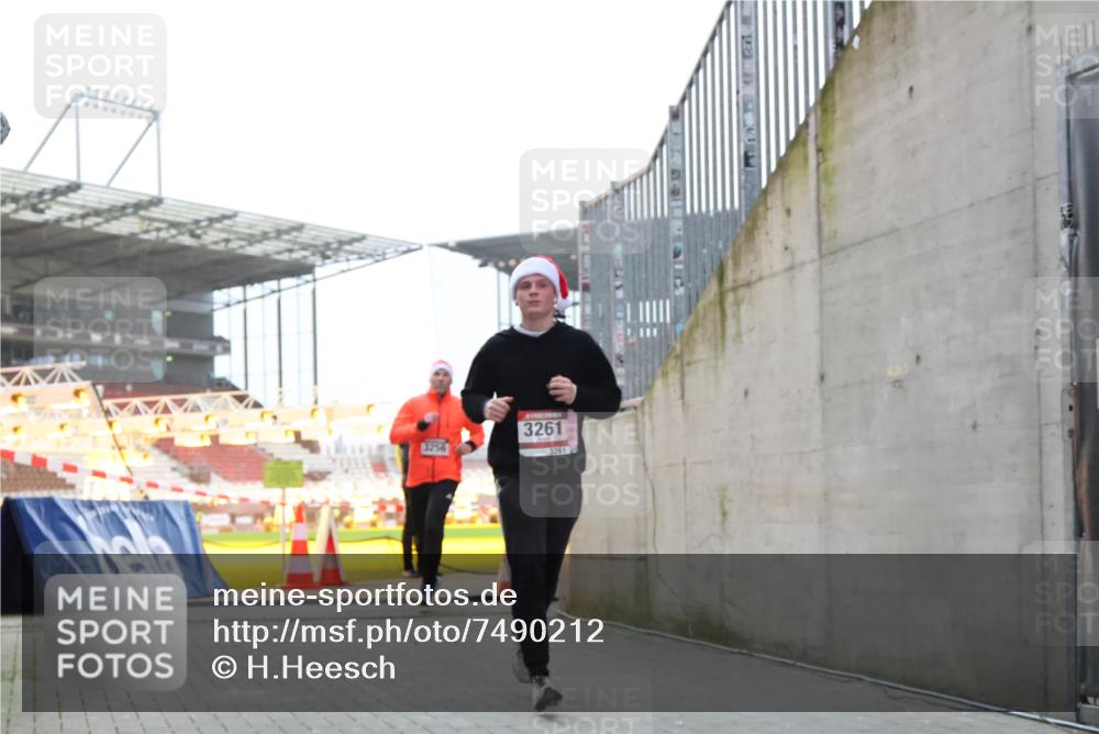 08.12.2024 - St. Pauli X-Mass-Run No. 14 H.Heesch http://msf.ph/oto/7490212 08.12.2024 09:56:32 Ziel 415, 1852, 799, 3256, 3261 meine-sportfotos.de