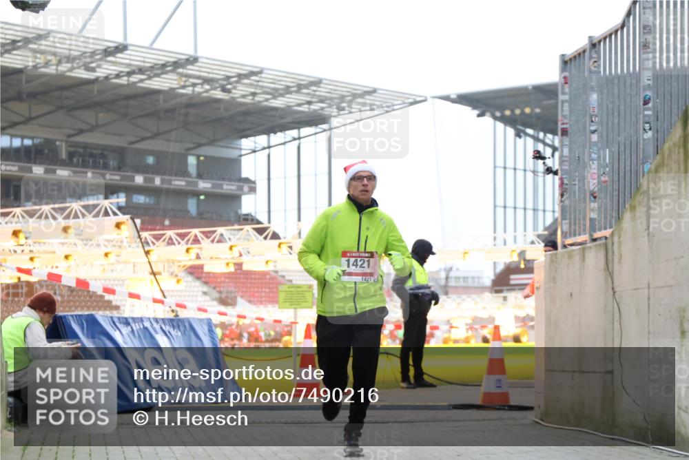 08.12.2024 - St. Pauli X-Mass-Run No. 14 H.Heesch http://msf.ph/oto/7490216 08.12.2024 10:04:35 Ziel 815, 1788, 1870, 2604, 2933, 31, 89, 791, 1421, 2382, 2383, 3008 meine-sportfotos.de
