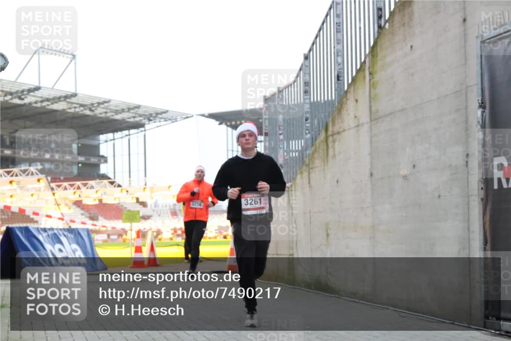 08.12.2024 - St. Pauli X-Mass-Run No. 14 H.Heesch http://msf.ph/oto/7490217 08.12.2024 09:56:32 Ziel 415, 1852, 799, 3256, 3261 meine-sportfotos.de