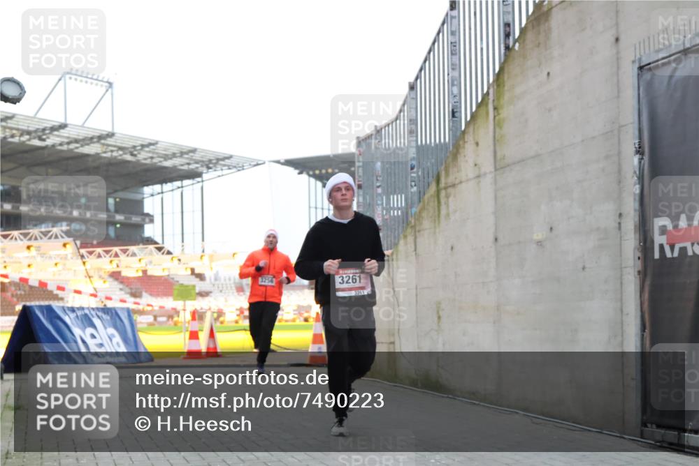 08.12.2024 - St. Pauli X-Mass-Run No. 14 H.Heesch http://msf.ph/oto/7490223 08.12.2024 09:56:32 Ziel 415, 1852, 799, 3256, 3261 meine-sportfotos.de