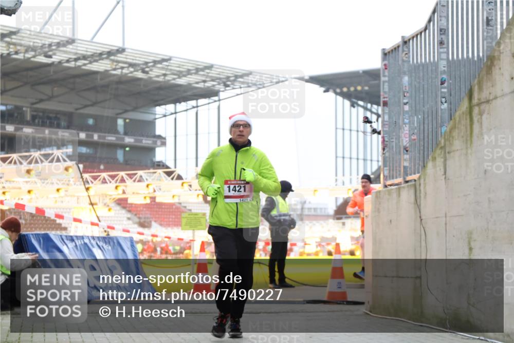 08.12.2024 - St. Pauli X-Mass-Run No. 14 H.Heesch http://msf.ph/oto/7490227 08.12.2024 10:04:36 Ziel 815, 1870, 2604, 31, 89, 791, 1421, 2382, 2383, 3008 meine-sportfotos.de