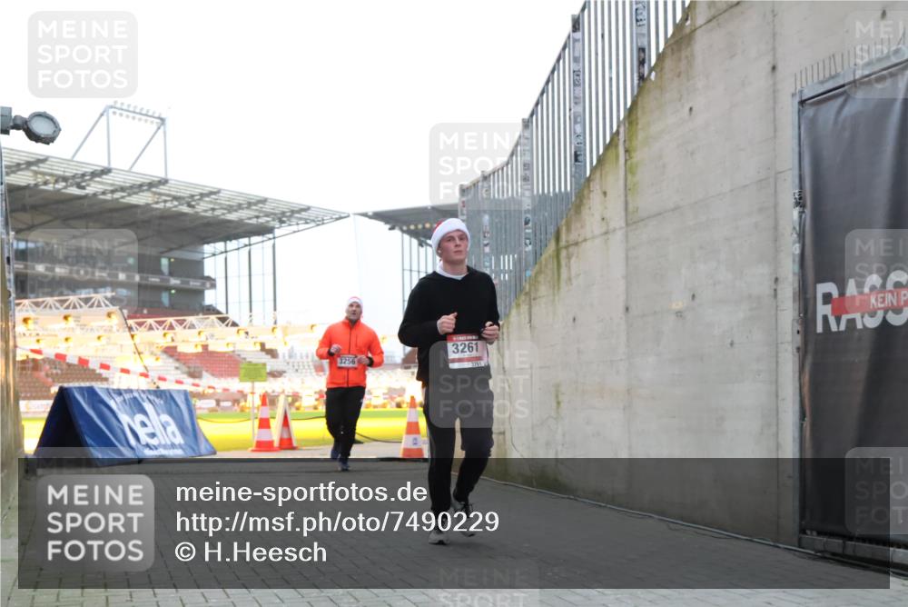 08.12.2024 - St. Pauli X-Mass-Run No. 14 H.Heesch http://msf.ph/oto/7490229 08.12.2024 09:56:32 Ziel 415, 1852, 799, 3256, 3261 meine-sportfotos.de