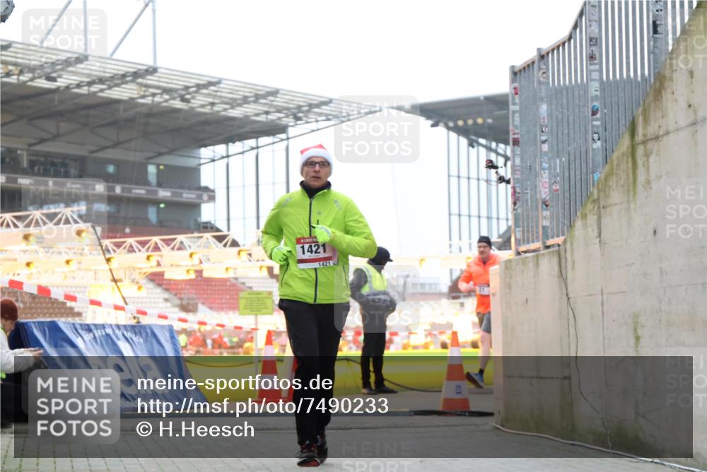 08.12.2024 - St. Pauli X-Mass-Run No. 14 H.Heesch http://msf.ph/oto/7490233 08.12.2024 10:04:36 Ziel 815, 1870, 2604, 31, 89, 791, 1421, 2382, 2383, 3008 meine-sportfotos.de