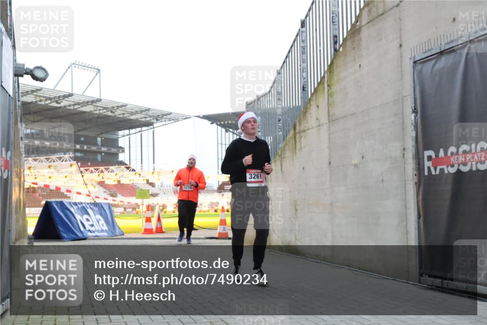 08.12.2024 - St. Pauli X-Mass-Run No. 14 H.Heesch http://msf.ph/oto/7490234 08.12.2024 09:56:32 Ziel 415, 1852, 799, 3256, 3261 meine-sportfotos.de