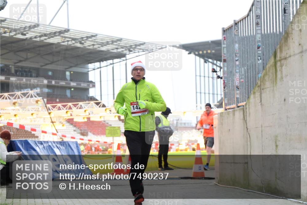 08.12.2024 - St. Pauli X-Mass-Run No. 14 H.Heesch http://msf.ph/oto/7490237 08.12.2024 10:04:36 Ziel 815, 1870, 2604, 31, 89, 791, 1421, 2382, 2383, 3008 meine-sportfotos.de