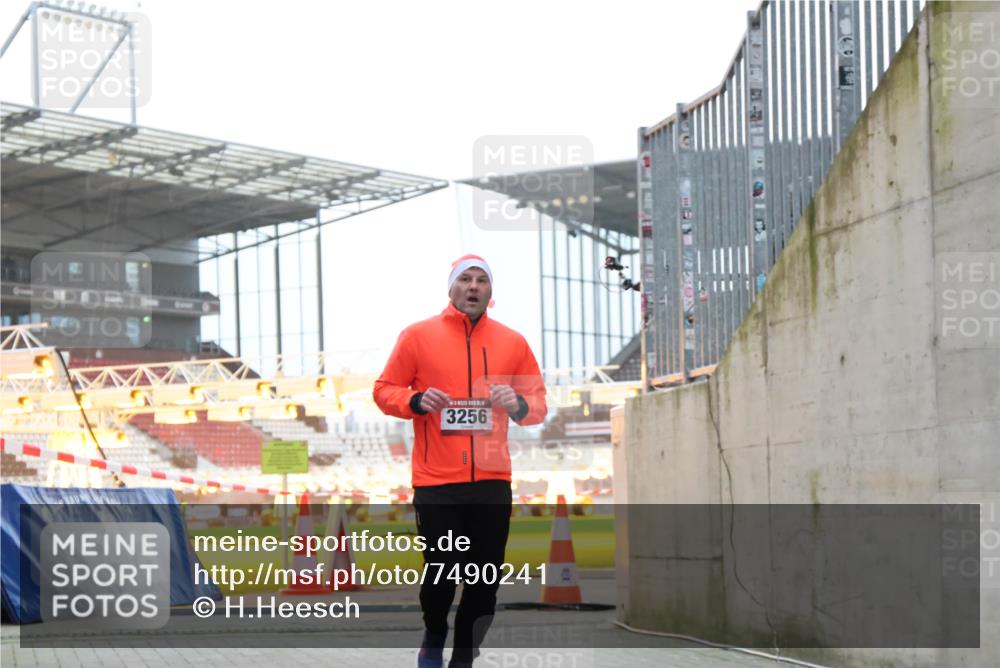 08.12.2024 - St. Pauli X-Mass-Run No. 14 H.Heesch http://msf.ph/oto/7490241 08.12.2024 09:56:34 Ziel 1852, 3261, 799, 3256, 3261 meine-sportfotos.de