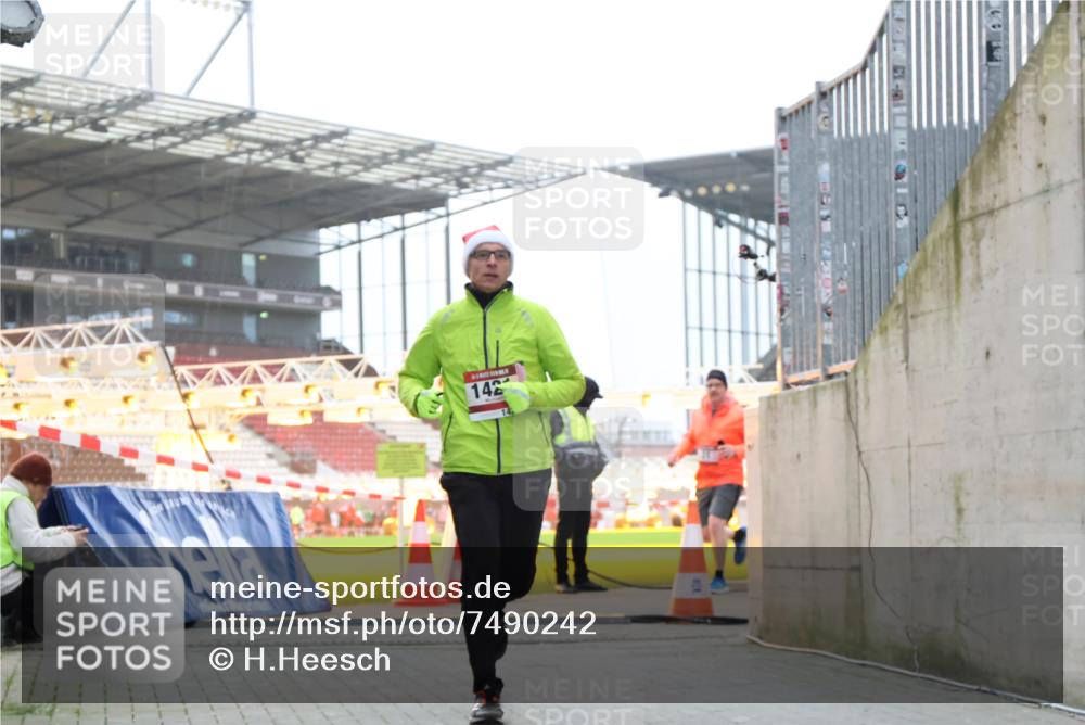 08.12.2024 - St. Pauli X-Mass-Run No. 14 H.Heesch http://msf.ph/oto/7490242 08.12.2024 10:04:36 Ziel 815, 1870, 2604, 31, 89, 791, 1421, 2382, 2383, 3008 meine-sportfotos.de