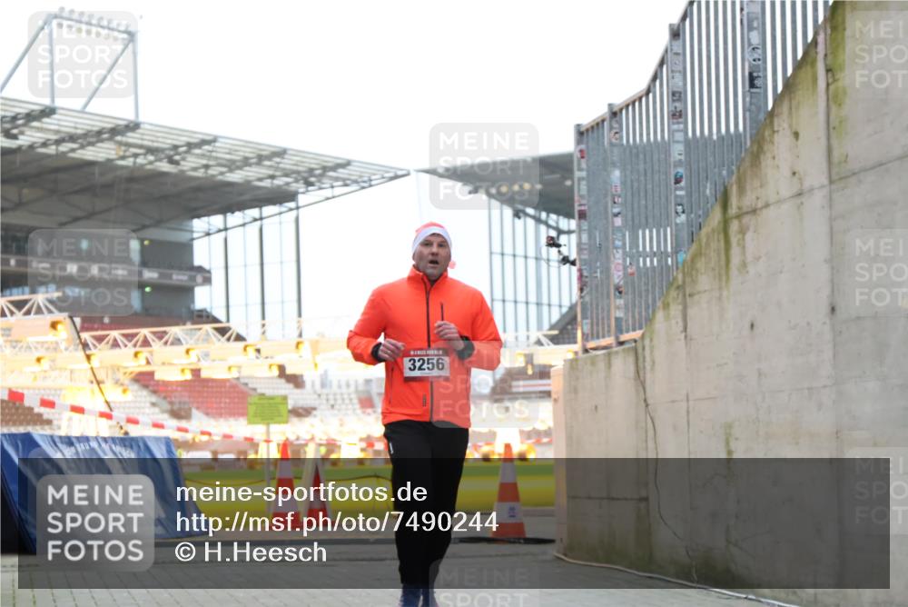 08.12.2024 - St. Pauli X-Mass-Run No. 14 H.Heesch http://msf.ph/oto/7490244 08.12.2024 09:56:34 Ziel 1852, 3261, 799, 3256, 3261 meine-sportfotos.de