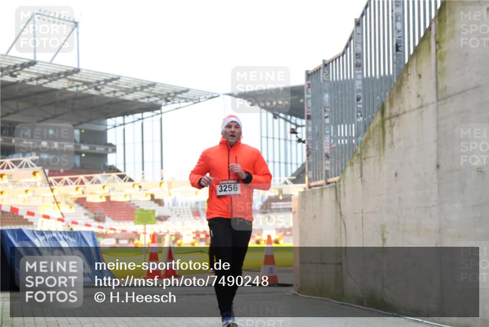 08.12.2024 - St. Pauli X-Mass-Run No. 14 H.Heesch http://msf.ph/oto/7490248 08.12.2024 09:56:34 Ziel 1852, 3261, 799, 3256, 3261 meine-sportfotos.de