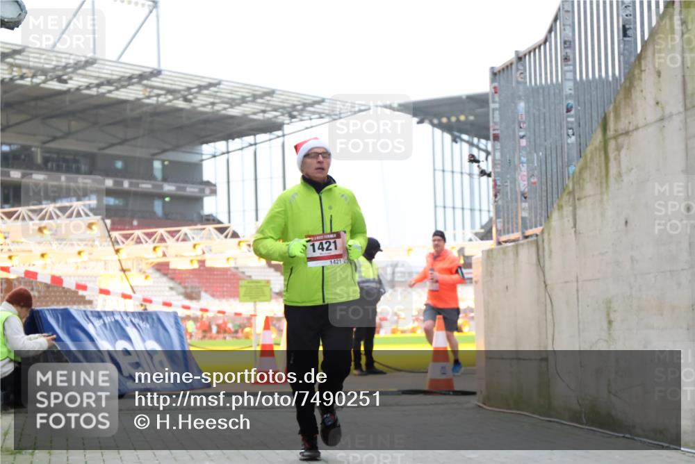 08.12.2024 - St. Pauli X-Mass-Run No. 14 H.Heesch http://msf.ph/oto/7490251 08.12.2024 10:04:36 Ziel 815, 1870, 2604, 31, 89, 791, 1421, 2382, 2383, 3008 meine-sportfotos.de