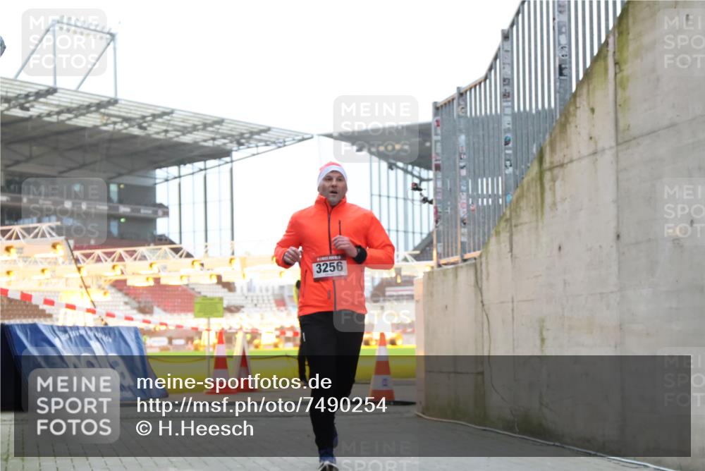 08.12.2024 - St. Pauli X-Mass-Run No. 14 H.Heesch http://msf.ph/oto/7490254 08.12.2024 09:56:34 Ziel 1852, 3261, 799, 3256, 3261 meine-sportfotos.de