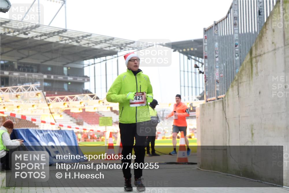 08.12.2024 - St. Pauli X-Mass-Run No. 14 H.Heesch http://msf.ph/oto/7490255 08.12.2024 10:04:36 Ziel 815, 1870, 2604, 31, 89, 791, 1421, 2382, 2383, 3008 meine-sportfotos.de