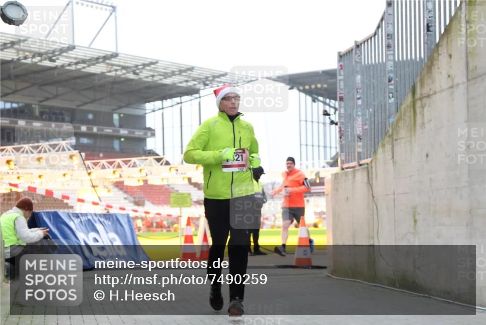 08.12.2024 - St. Pauli X-Mass-Run No. 14 H.Heesch http://msf.ph/oto/7490259 08.12.2024 10:04:36 Ziel 815, 1870, 2604, 31, 89, 791, 1421, 2382, 2383, 3008 meine-sportfotos.de