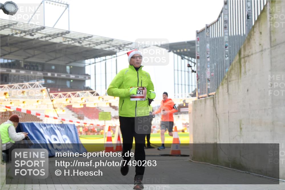 08.12.2024 - St. Pauli X-Mass-Run No. 14 H.Heesch http://msf.ph/oto/7490263 08.12.2024 10:04:36 Ziel 815, 1870, 2604, 31, 89, 791, 1421, 2382, 2383, 3008 meine-sportfotos.de