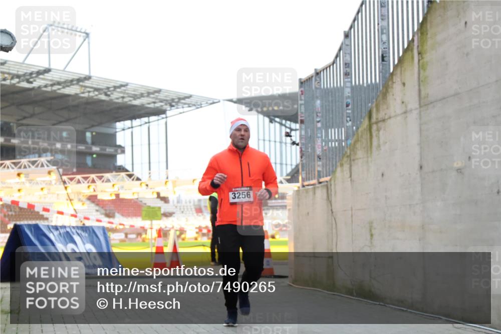 08.12.2024 - St. Pauli X-Mass-Run No. 14 H.Heesch http://msf.ph/oto/7490265 08.12.2024 09:56:34 Ziel 1852, 3261, 799, 3256, 3261 meine-sportfotos.de