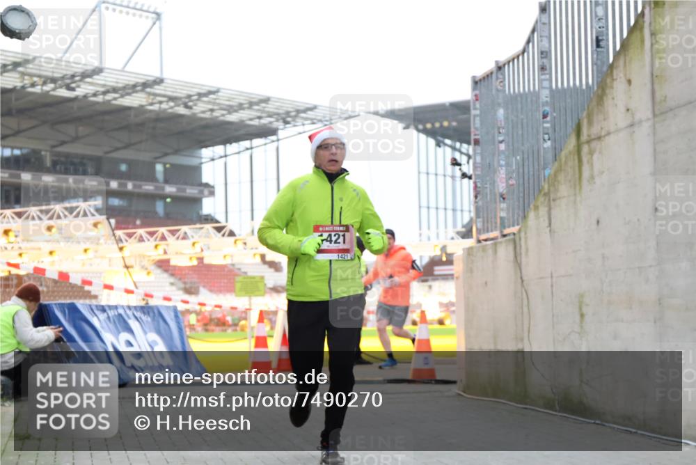 08.12.2024 - St. Pauli X-Mass-Run No. 14 H.Heesch http://msf.ph/oto/7490270 08.12.2024 10:04:36 Ziel 815, 1870, 2604, 31, 89, 791, 1421, 2382, 2383, 3008 meine-sportfotos.de