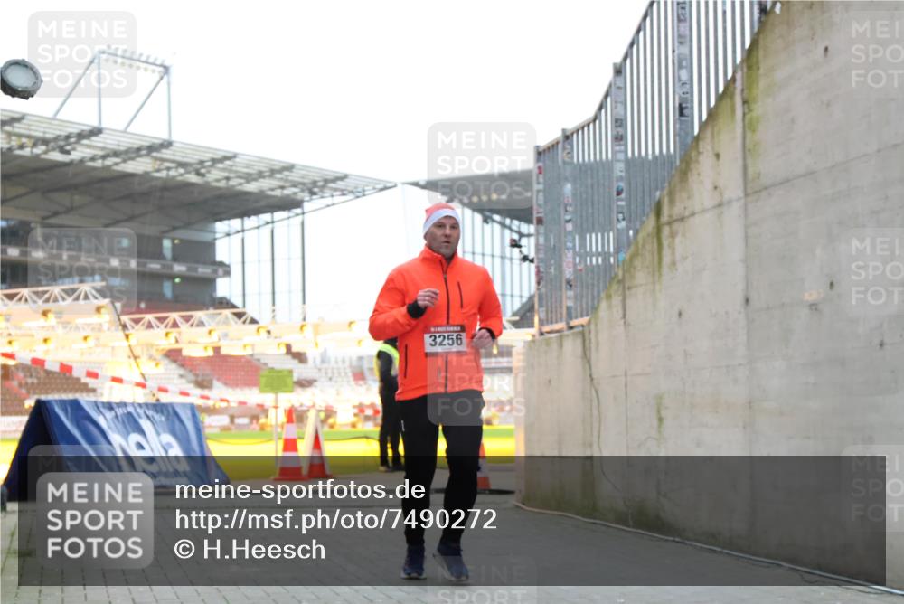 08.12.2024 - St. Pauli X-Mass-Run No. 14 H.Heesch http://msf.ph/oto/7490272 08.12.2024 09:56:34 Ziel 1852, 3261, 799, 3256, 3261 meine-sportfotos.de