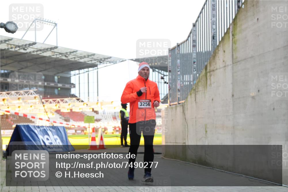 08.12.2024 - St. Pauli X-Mass-Run No. 14 H.Heesch http://msf.ph/oto/7490277 08.12.2024 09:56:34 Ziel 1852, 3261, 799, 3256, 3261 meine-sportfotos.de