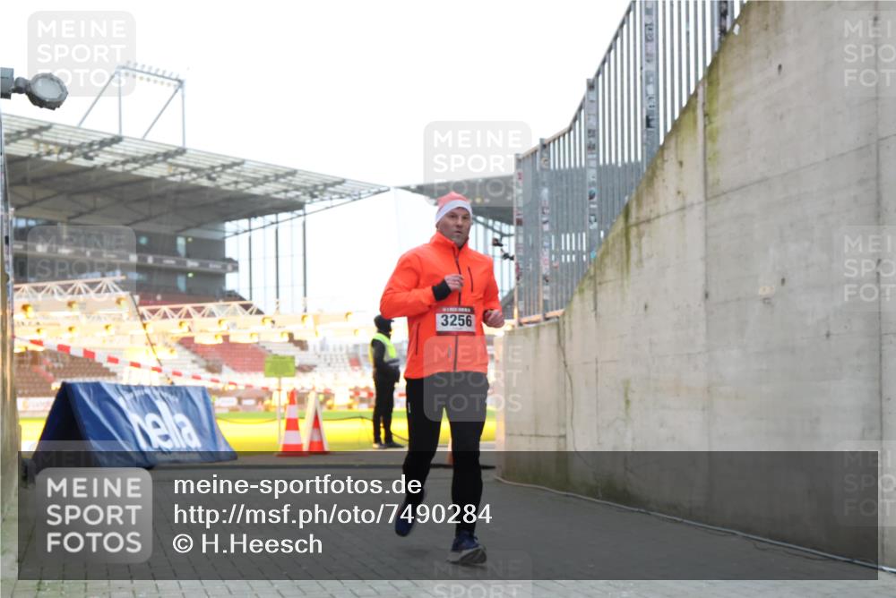 08.12.2024 - St. Pauli X-Mass-Run No. 14 H.Heesch http://msf.ph/oto/7490284 08.12.2024 09:56:34 Ziel 1852, 3261, 799, 3256, 3261 meine-sportfotos.de