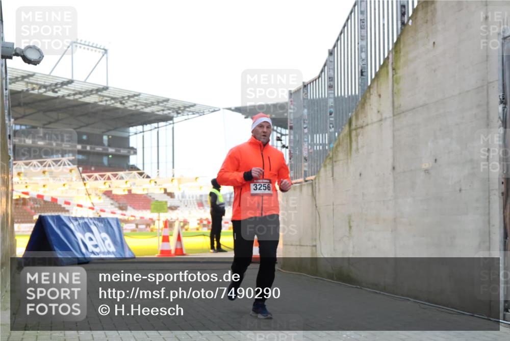 08.12.2024 - St. Pauli X-Mass-Run No. 14 H.Heesch http://msf.ph/oto/7490290 08.12.2024 09:56:34 Ziel 1852, 3261, 799, 3256, 3261 meine-sportfotos.de