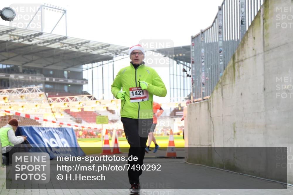 08.12.2024 - St. Pauli X-Mass-Run No. 14 H.Heesch http://msf.ph/oto/7490292 08.12.2024 10:04:36 Ziel 815, 1870, 2604, 31, 89, 791, 1421, 2382, 2383, 3008 meine-sportfotos.de