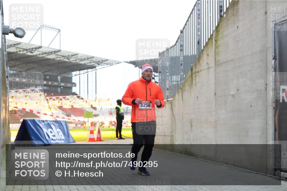08.12.2024 - St. Pauli X-Mass-Run No. 14 H.Heesch http://msf.ph/oto/7490295 08.12.2024 09:56:34 Ziel 1852, 3261, 799, 3256, 3261 meine-sportfotos.de