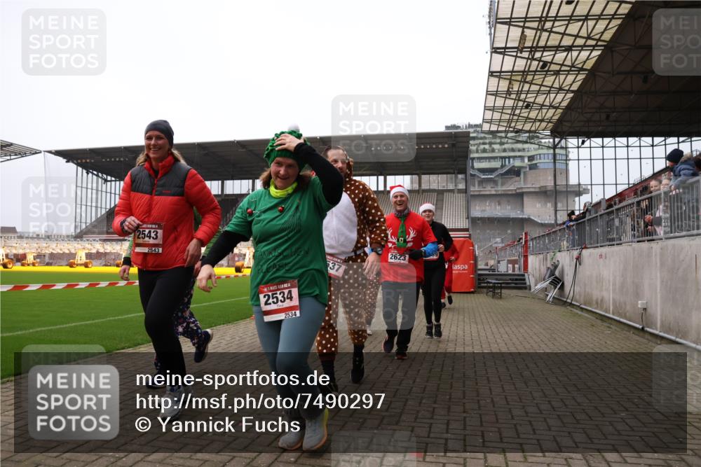 08.12.2024 - St. Pauli X-Mass-Run No. 14 Yannick Fuchs http://msf.ph/oto/7490297 08.12.2024 10:40:48 Ziel 61, 75, 528, 600, 1112, 1117, 1619, 1621, 1623, 1699, 1735, 2534, 2537, 2541, 2542, 2543, 2560, 2569, 2595, 2596, 2598, 2599, 2623, 2647, 3225 meine-sportfotos.de