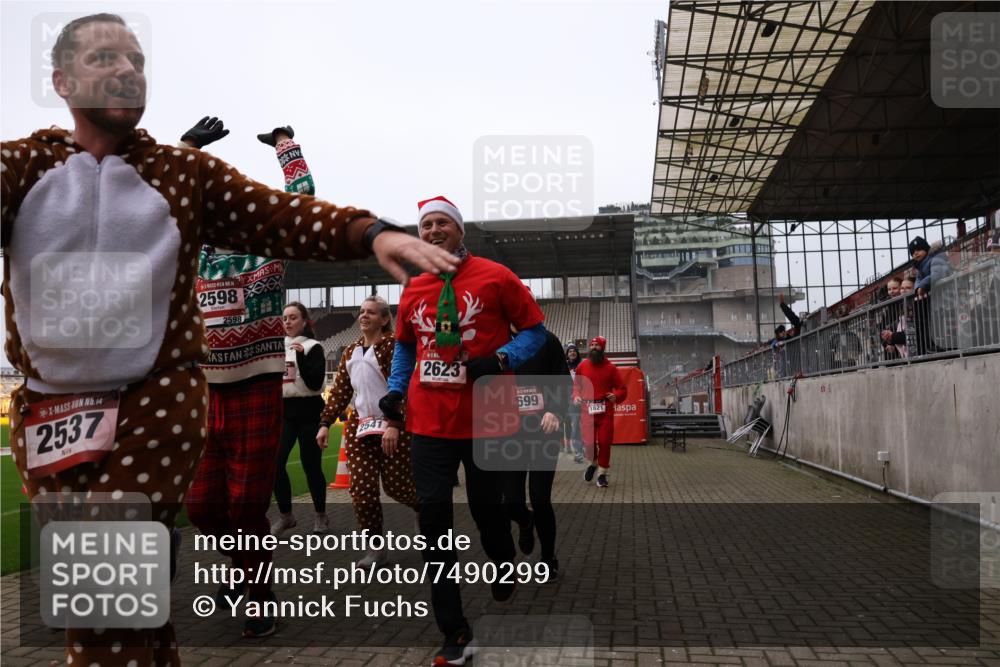 08.12.2024 - St. Pauli X-Mass-Run No. 14 Yannick Fuchs http://msf.ph/oto/7490299 08.12.2024 10:40:49 Ziel 61, 75, 528, 600, 1112, 1117, 1619, 1621, 1623, 1699, 1735, 2534, 2537, 2541, 2542, 2543, 2560, 2569, 2595, 2596, 2598, 2599, 2623, 2647, 3225 meine-sportfotos.de