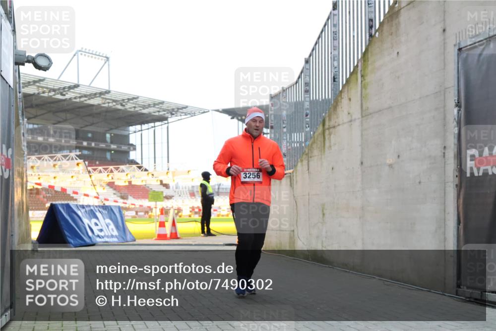 08.12.2024 - St. Pauli X-Mass-Run No. 14 H.Heesch http://msf.ph/oto/7490302 08.12.2024 09:56:34 Ziel 1852, 3261, 799, 3256, 3261 meine-sportfotos.de