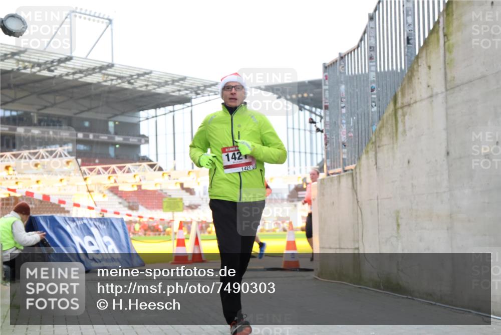 08.12.2024 - St. Pauli X-Mass-Run No. 14 H.Heesch http://msf.ph/oto/7490303 08.12.2024 10:04:36 Ziel 815, 1870, 2604, 31, 89, 791, 1421, 2382, 2383, 3008 meine-sportfotos.de