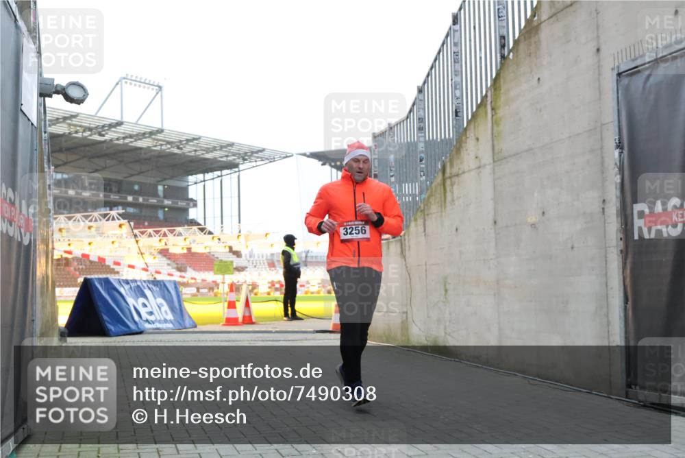 08.12.2024 - St. Pauli X-Mass-Run No. 14 H.Heesch http://msf.ph/oto/7490308 08.12.2024 09:56:34 Ziel 1852, 3261, 799, 3256, 3261 meine-sportfotos.de