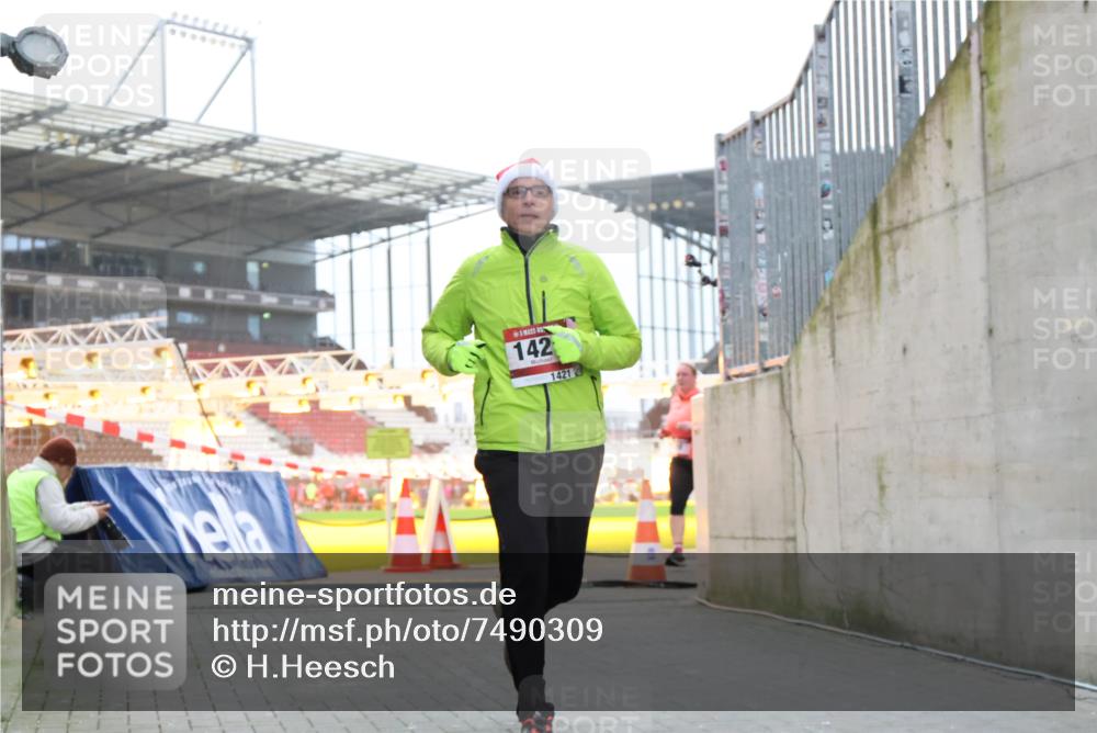 08.12.2024 - St. Pauli X-Mass-Run No. 14 H.Heesch http://msf.ph/oto/7490309 08.12.2024 10:04:37 Ziel 815, 1421, 2604, 31, 89, 791, 1421, 2380, 2382, 2383, 3008 meine-sportfotos.de