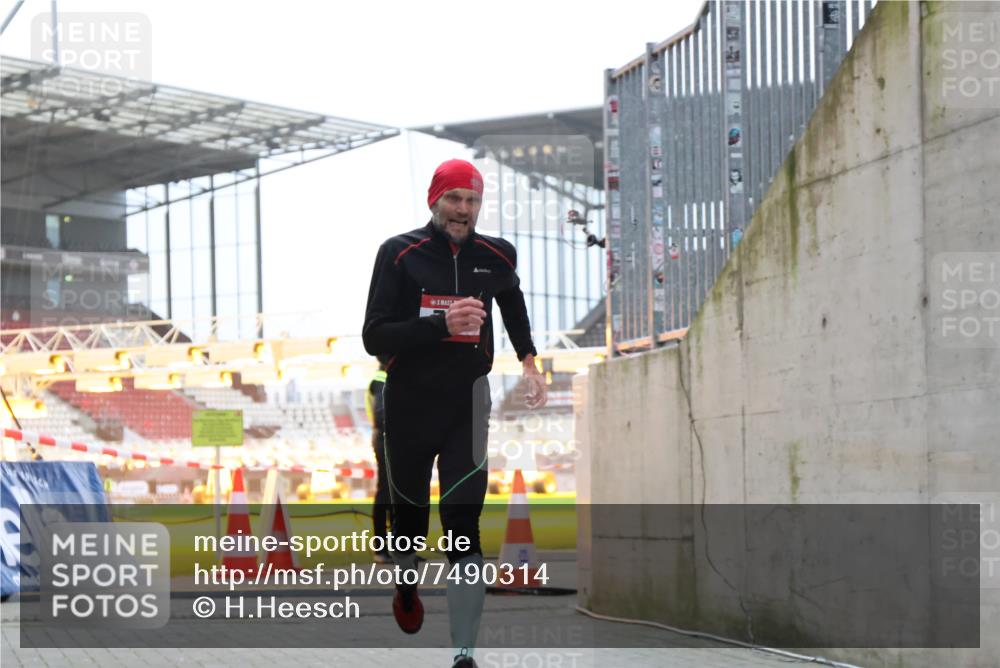 08.12.2024 - St. Pauli X-Mass-Run No. 14 H.Heesch http://msf.ph/oto/7490314 08.12.2024 09:56:40 Ziel 799, 1852, 3256, 3261, 799 meine-sportfotos.de
