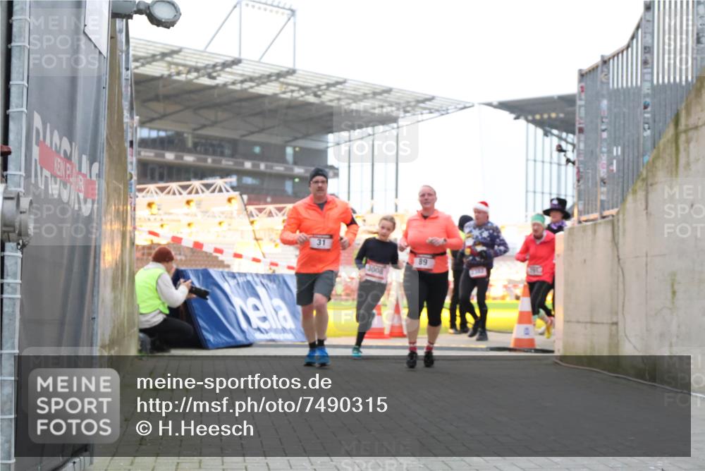 08.12.2024 - St. Pauli X-Mass-Run No. 14 H.Heesch http://msf.ph/oto/7490315 08.12.2024 10:04:39 Ziel 1421, 2604, 31, 89, 299, 627, 634, 791, 1421, 2380, 2382, 2383, 3008 meine-sportfotos.de