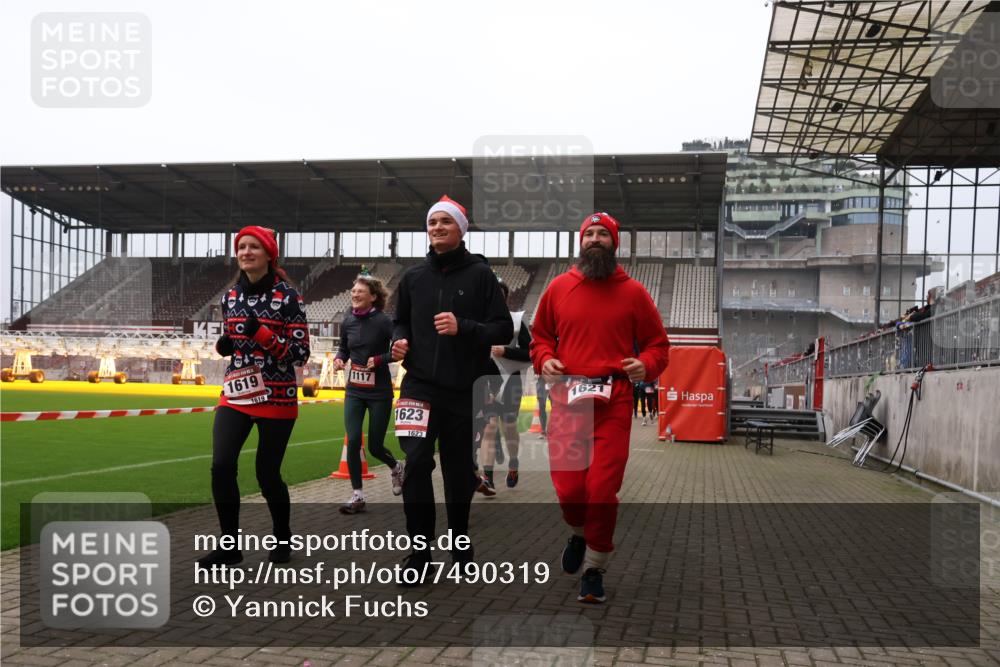 08.12.2024 - St. Pauli X-Mass-Run No. 14 Yannick Fuchs http://msf.ph/oto/7490319 08.12.2024 10:40:51 Ziel 61, 75, 528, 584, 600, 1112, 1117, 1131, 1619, 1621, 1623, 1699, 1735, 2534, 2537, 2541, 2542, 2543, 2560, 2569, 2595, 2596, 2598, 2599, 2623, 2647, 2678, 3225 meine-sportfotos.de