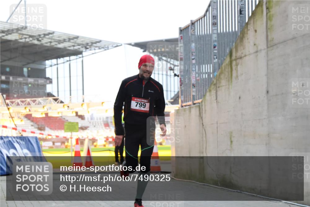 08.12.2024 - St. Pauli X-Mass-Run No. 14 H.Heesch http://msf.ph/oto/7490325 08.12.2024 09:56:40 Ziel 799, 1852, 3256, 3261, 799 meine-sportfotos.de
