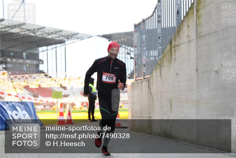 08.12.2024 - St. Pauli X-Mass-Run No. 14 H.Heesch http://msf.ph/oto/7490328 08.12.2024 09:56:40 Ziel 799, 1852, 3256, 3261, 799 meine-sportfotos.de