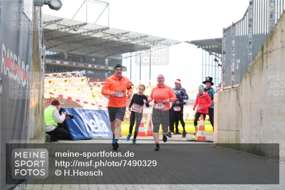 08.12.2024 - St. Pauli X-Mass-Run No. 14 H.Heesch http://msf.ph/oto/7490329 08.12.2024 10:04:39 Ziel 1421, 2604, 31, 89, 299, 627, 634, 791, 1421, 2380, 2382, 2383, 3008 meine-sportfotos.de