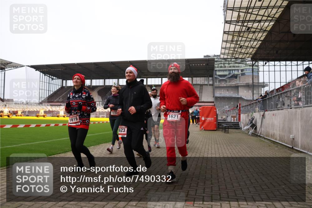 08.12.2024 - St. Pauli X-Mass-Run No. 14 Yannick Fuchs http://msf.ph/oto/7490332 08.12.2024 10:40:52 Ziel 61, 75, 528, 584, 600, 1112, 1117, 1131, 1619, 1621, 1623, 1699, 1735, 2476, 2534, 2537, 2541, 2542, 2543, 2560, 2569, 2595, 2596, 2598, 2599, 2623, 2647, 2678, 3225 meine-sportfotos.de